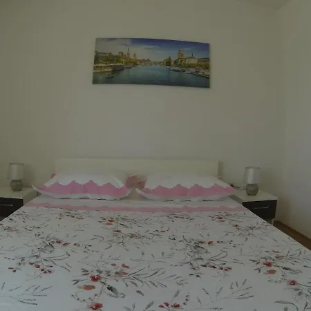 Val Villa *