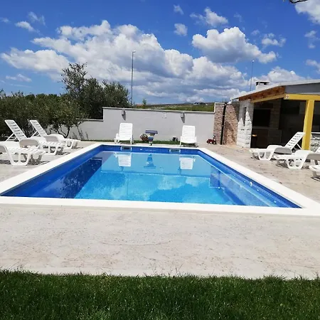 Val Villa *