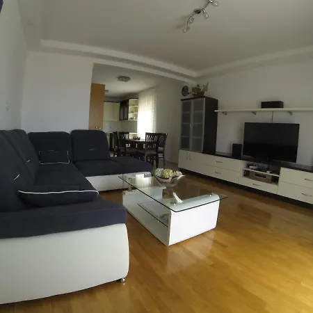 Val Villa *